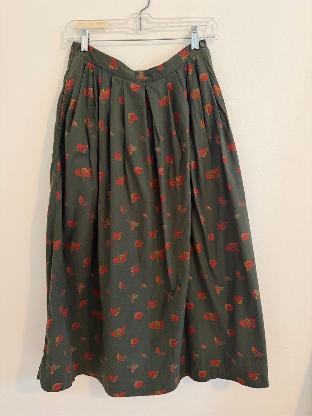Pendleton Olive Green Full Skirt w Red Leaf Print 100% Cotton- Perfect for Fall!